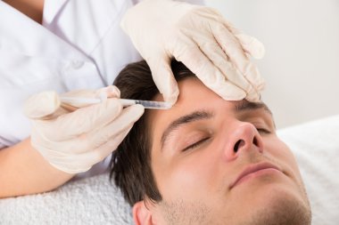 Botox tedavisi olan adam