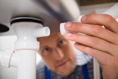 Tesisatçı bağlayan boru lavabo için