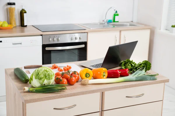 Gemüse mit Laptop auf der Arbeitsplatte — Stockfoto