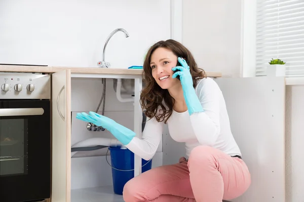 Žena hovoří na mobilním telefonu — Stock fotografie