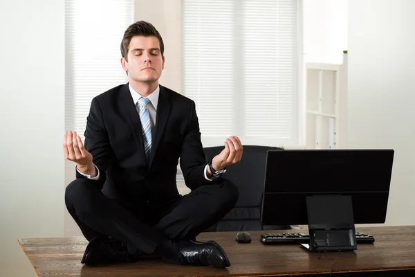 Geschäftsmann beim Meditieren — Stockfoto