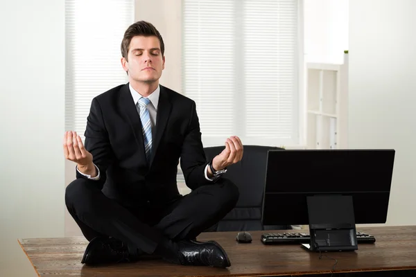 Affärsman gör meditation — Stockfoto