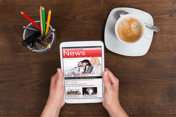 Handen met mobiele telefoon — Stockfoto