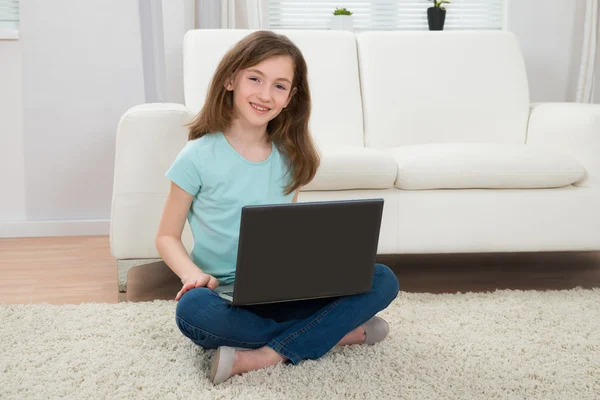 Lány ül laptoppal — Stock Fotó