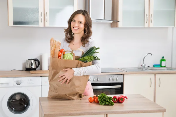 Mujer con bolsa de comestibles —  Fotos de Stock