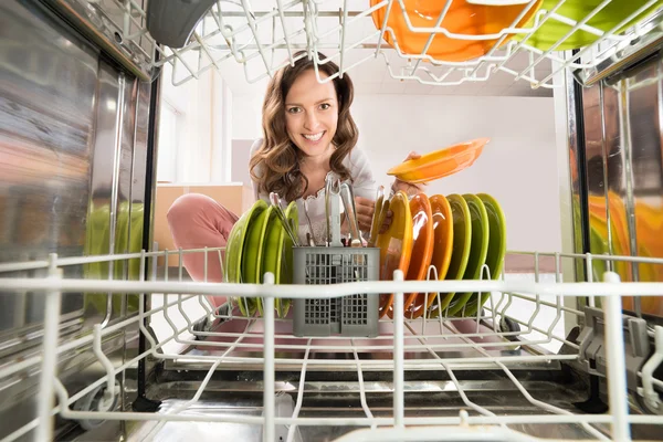 Mujer quitando placas — Foto de Stock