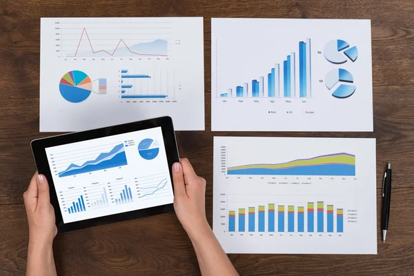 Persoon analyseren van financiële grafieken — Stockfoto