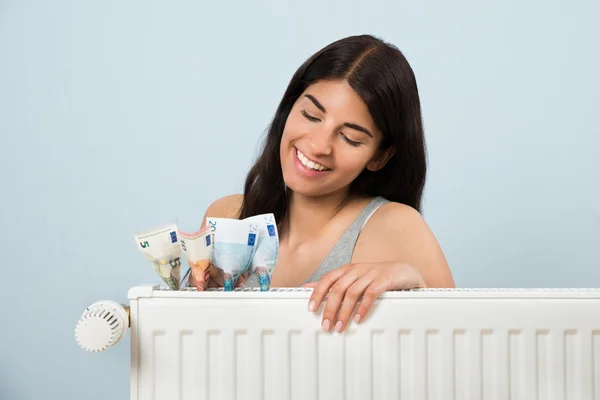 Mulher feliz com notas — Fotografia de Stock