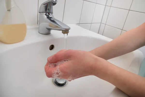 Lavarsi le mani con sapone — Foto Stock