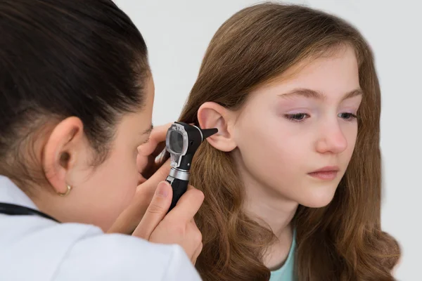 Medico esaminando orecchio paziente — Foto Stock