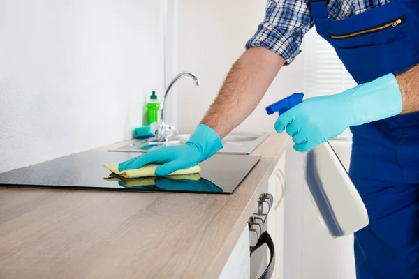 Trabajador de limpieza de placas eléctricas — Foto de Stock