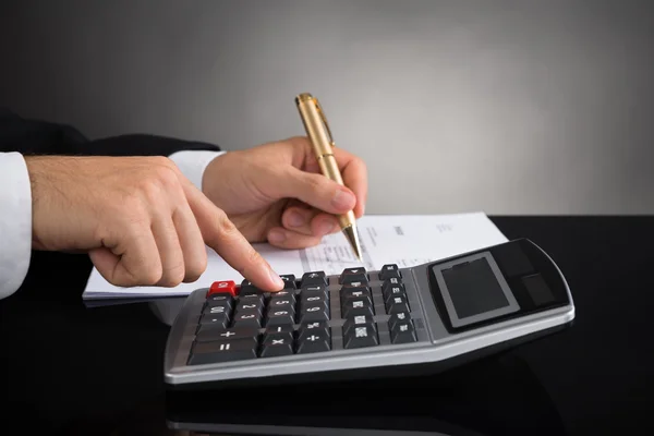 Empresario Haciendo Cálculo — Foto de Stock