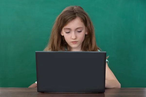 Girl Using Laptop At Desk — Stock Photo, Image