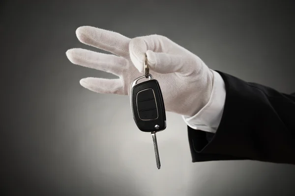 Manos del camarero sosteniendo la llave del coche — Foto de Stock