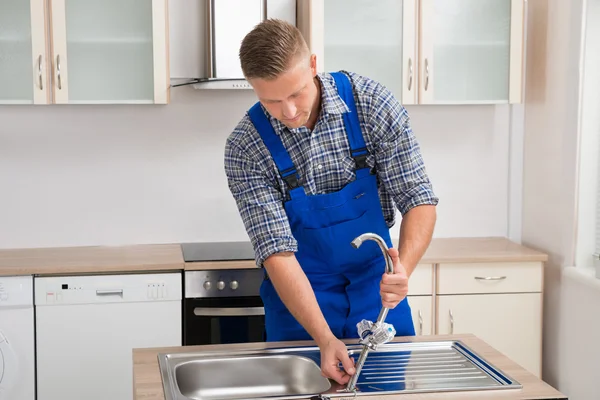 Reparateur installiert Wasserhahn der Küchenspüle — Stockfoto
