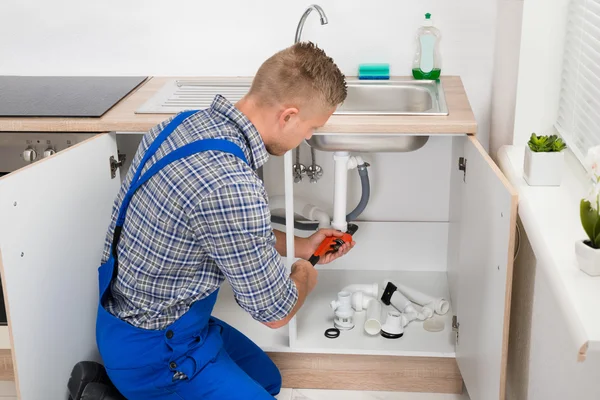 Rörmokare fastställande Sink Pipe — Stockfoto