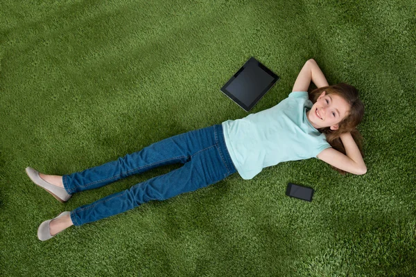 Meisje met digitale Tablet PC en mobiele telefoon — Stockfoto
