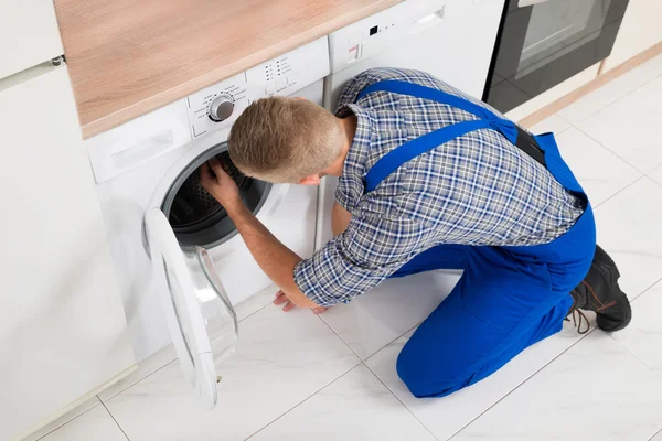 Trabajador haciendo lavadora — Foto de Stock