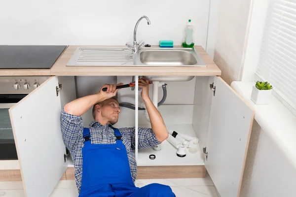 Plumber Repairing Sink — Stock Photo, Image