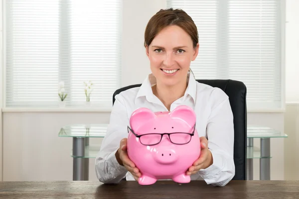 Empresária Segurando Pink Piggybank — Fotografia de Stock