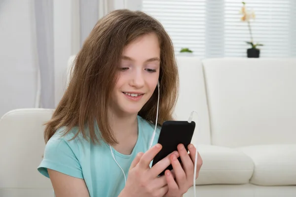 Menina ouvindo música — Fotografia de Stock