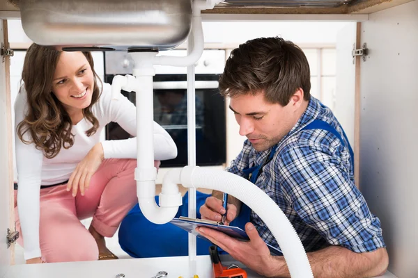 Woman Looking At Plumber — Stock Photo, Image