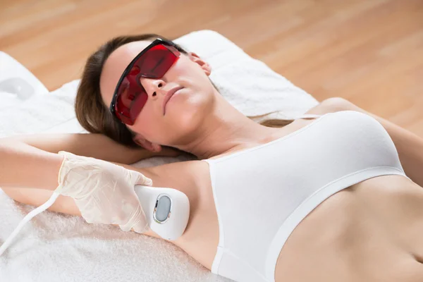 Beautician Removing Hair Of Armpit — Stock Photo, Image