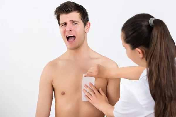 Schoonheidsspecialiste wassende Man's Chest — Stockfoto