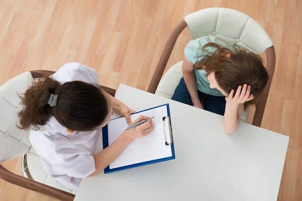 Arzt tröstet Patient — Stockfoto