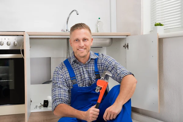 Loodgieter met verstelbare sleutel — Stockfoto