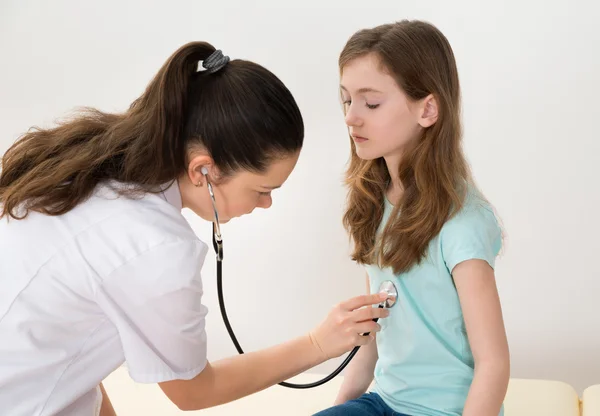 Medico esaminando ragazza — Foto Stock