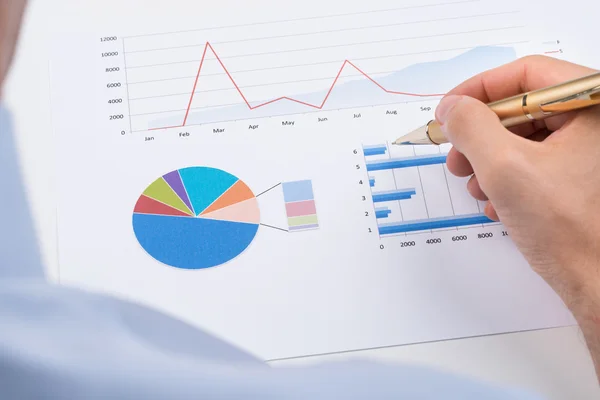 İşadamı çözümlenirken istatistik grafik — Stok fotoğraf