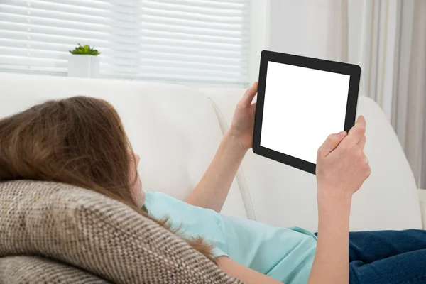 Meisje bedrijf digitale Tablet PC — Stockfoto