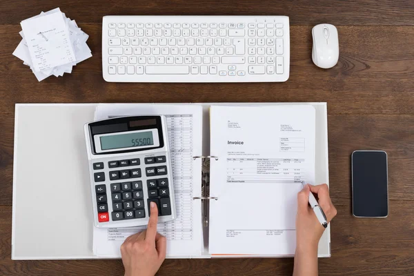 Person Hände mit Taschenrechner — Stockfoto