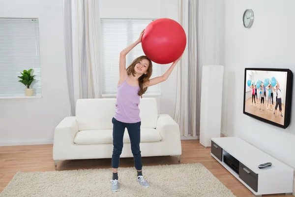 Menina segurando bola fitness — Fotografia de Stock