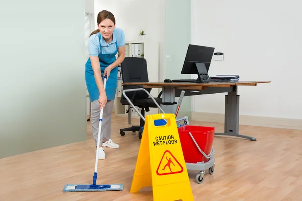 Janitor limpeza piso de madeira dura — Fotografia de Stock