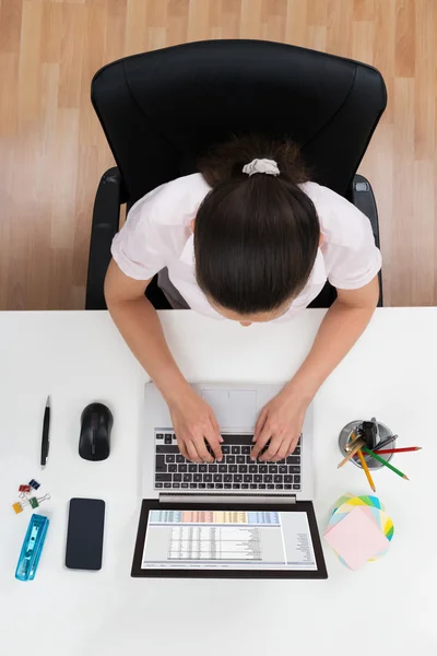 Zakenvrouw Werken op Laptop — Stockfoto