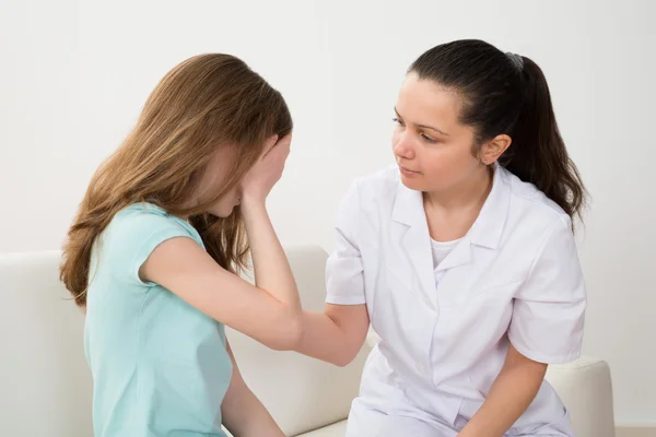 Läkare tröstande patienten gråter — Stockfoto