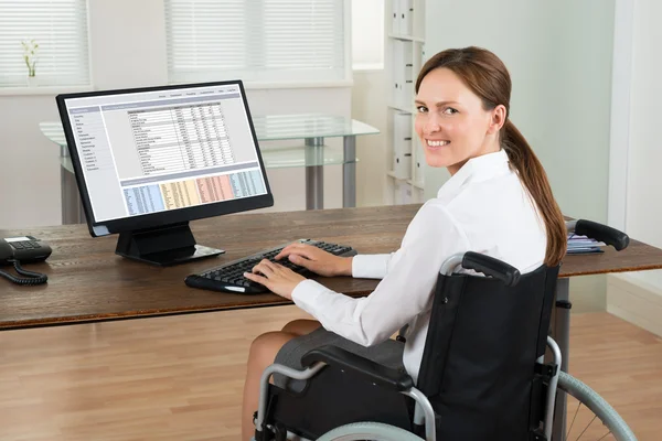 Empresaria en silla de ruedas usando computadora — Foto de Stock