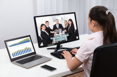 Meslektaşları ile iş kadını video konferans