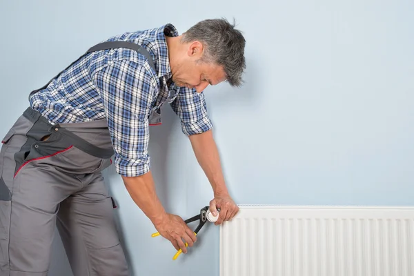 Manliga rörmokare fastställande Radiator — Stockfoto