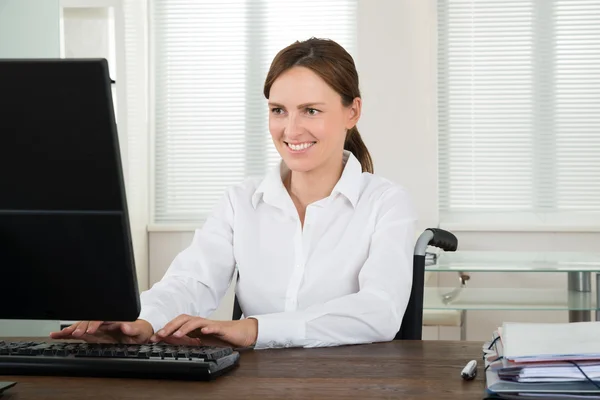 Geschäftsfrau arbeitet am Computer — Stockfoto