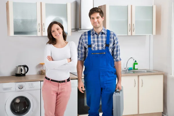 Woman Standing With Repairman — Stock Photo, Image