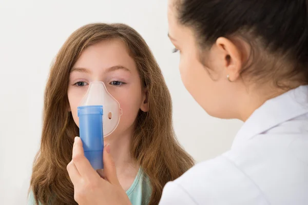 Dokter Menggunakan Inhaler Mask On Girl — Stok Foto