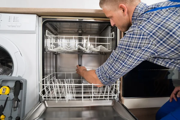 Man Repairing Dishwasher — Stock Photo, Image