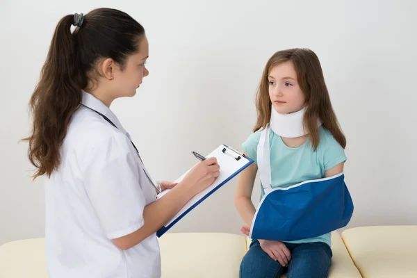 Médico frente a paciente lesionado — Foto de Stock