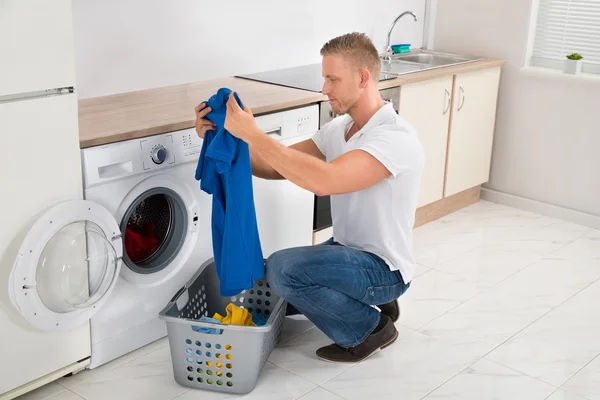 Homem olhando para t-shirt — Fotografia de Stock