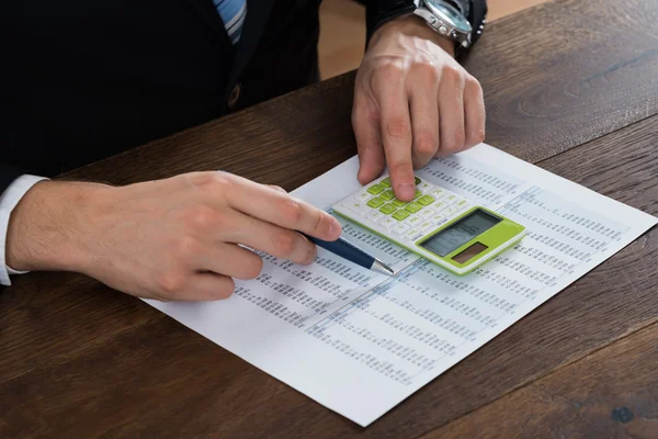 Unternehmer arbeitet mit Rechnungslegungsdokument — Stockfoto