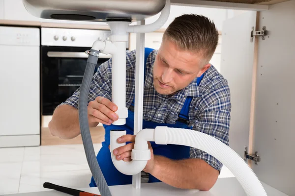 Loodgieter herstellen pijp van wastafel — Stockfoto