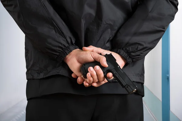 Mãos segurando pistola — Fotografia de Stock